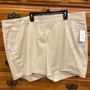 NWT New Crown & Ivy Curvy Khaki Classic Fit Shorts Women’s 20W Caroline Style